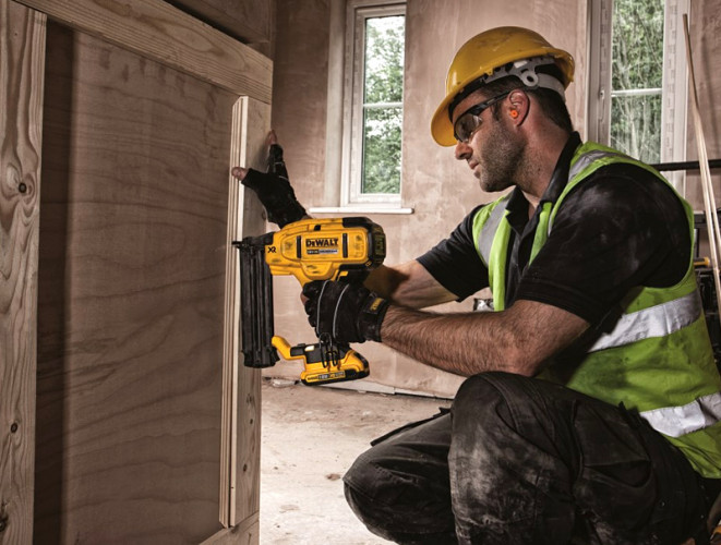 Аккумуляторный гвоздезабиватель DeWALT DCN680D2