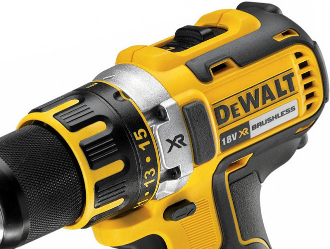 Аккумуляторная дрель-шуруповерт DeWALT DCD790M2