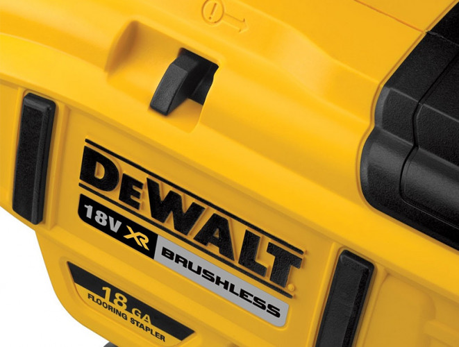 Аккумуляторный гвоздезабиватель DeWALT DCN682N