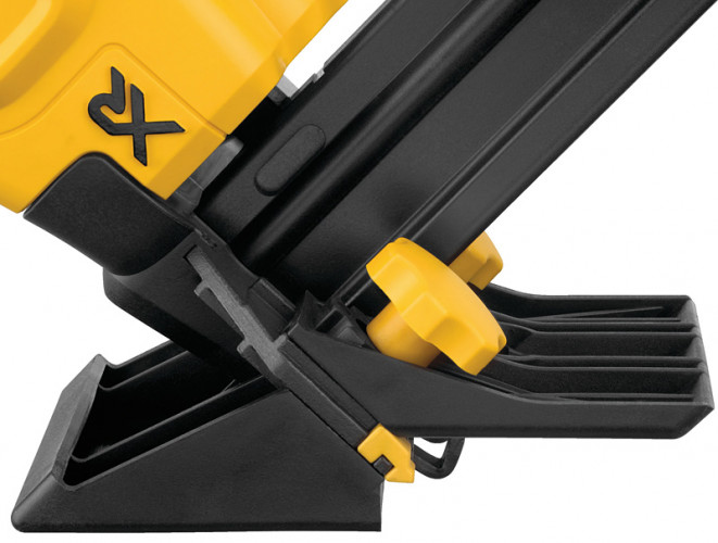 Аккумуляторный гвоздезабиватель DeWALT DCN682N