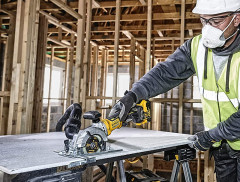 Аккумуляторная дисковая пила DeWALT DCS571NT