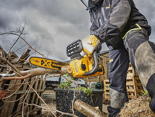 Аккумуляторная цепная пила DeWALT DCM565P1